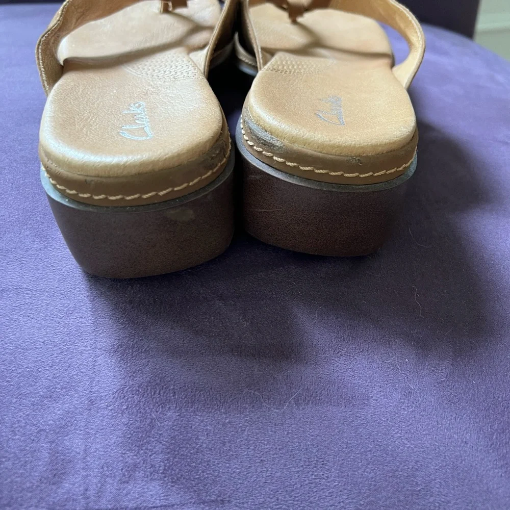 Clarks sandals, tan leather with silver & bronze ring. size 8 1/2M - Picture 3 of 6